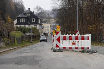 Nach Fahrbahneinbruch im Erzgebirge: Ursachensuche ist beendet - Die Waldschlößchenstraße in Buchholz ist nach einer Fahrbahnabsenkung seit einigen Tagen wieder befahrbar.