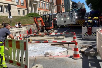 Nach Fahrbahnsenkung in Reichenbach: Riesenloch entdeckt - Feuerwehr und THW im Spezialeinsatz - Im abgesperrten Karree rechts das Loch, über das die Baufirma bei der Ursachenforschung zur Fahrbahnabsenkung ins Erdreich vorstoßen wollte - doch Erde war da keine mehr. Die Fahrbahn hing auf Spannung quasi in der Luft. Stark genug, um täglich Hunderte Autos und Busse zu tragen.