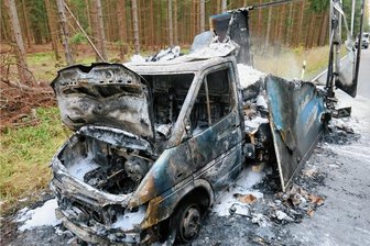 Nach Fahrzeugbrand: Staatsstraße bei Schwarzenberg wird drei Tage voll gesperrt - Der mit einer neuen Küche beladene Transporter war auf der Staatsstraße zwischen Schwarzenberg und Jägerhaus unterwegs und brannte nach bisherigen Erkenntnissen wegen eines technischen Defekts völlig aus. Dabei wurde die Straße erheblich in Mitleidenschaft gezogen. 