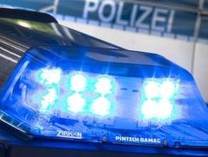 Nach Fahrzeugeinbrüchen: Unbekannter verletzt drei Polizisten -