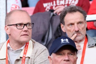 Nach Fan-Petition bei Erzgebirge Aue: Präsident Schlesinger kündigt Konsequenzen an - Vereinspräsident Thomas Schlesinger (l.) und Sportvorstand Jens Haustein (r.) verfolgten am Dienstagabend das Auswärtsspiel in Regensburg.