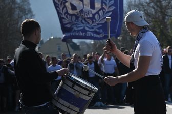 Nach Fanmarsch: Erzgebirge Aue verliert auch das Jubiläumsspiel – Abstieg rückt immer näher - Bereits dreieinhalb Stunden vor dem Anpfiff war die Stimmung unter den FCE-Fans enorm.
