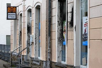 Nach Farbattacke: AfD-Büro in Schwarzenberg bleibt vorerst weiter geschlossen - Die Fassade ist mit Teer beschmiert, die Fenster des AfD-Büros in Schwarzenberg sind mit Wahlplakaten provisorisch abgeklebt. 