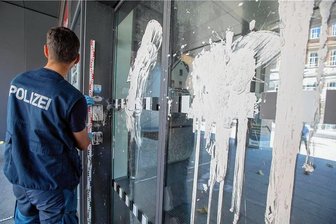 Nach Farbattacke aufs Plauener Landratsamt: Polizei ermittelt Tatverdächtigen - Die Türen waren über und über mit Farbe beschmiert: Die Polizei hatte das Geschehen am Sonntag dokumentiert.