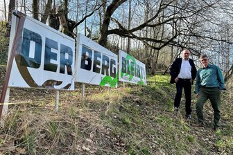 Nach Farbattacke Zwickauer Fans auf Protestplakate in Wildenfels: FSV-Förderer reguliert Schaden und hilft Vereinen - Nach der illegalen Farbattacke ist das Protest-Banner wieder an Ort und Stelle: FSV-Förderer Ronald Völker (links) hat aus Verärgerung über die sinnlose Aktion von FSV-Fans die Kosten der Wiederherstellung übernommen. Mike Lang vom Förderverein Wildenfelser Zwischengebirge sagt: „Das Motto ist aktueller denn je.“
