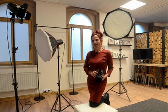 Nach fast 120 Jahren: „Foto Hühner“ verlässt Auerbach und wagt einen Neustart - Katja Gschwendtner ist mit ihrem Fotogeschäft von Auerbach nach Falkenstein gezogen. In den neuen Räumen in der Bahnhofstraße hat die Fotografin mehr Platz zur Verfügung.
