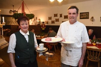 Nach fast 135 Jahren: Oelsnitzer Gaststätte Braustübl öffnet am Freitag zum letzten Mal - Sabine und Stephan Handke haben fast 38 Jahre das Braustübl an der Schmidtstraße in Oelsnitz geführt. Der 23. Dezember 2022 ist ihr letzter Tag - auch für das Frühstück, das vor allem viele Handwerker lockte.