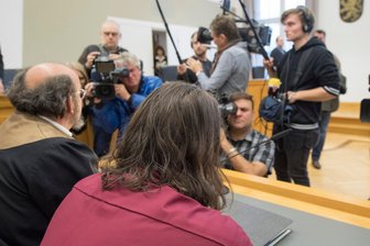 Nach fast 20 Jahren: Lebenslange Haft für Mörder von Johanna - Der Angeklagte mit seinem Anwalt.