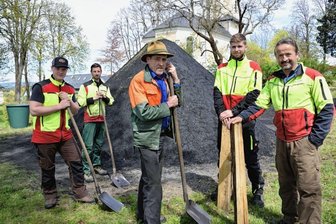 Nach fast 30 Jahren: Köhler gibt Handwerk in jüngere Hände ab - Uwe Buggel (Mitte) übergibt den Meiler in Landwüst an seine Kollegen Moritz Schmidt (links), Tobias Flechsig (Zweiter von links), Nils Städe (Zweiter von rechts) und Alexander Leipold (rechts) von der Kirchlichen Waldgemeinschaft.