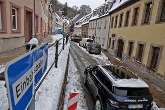 Nach fast einjähriger Sperrung: Karlstraße in Hohenstein-Ernstthal für Verkehr freigegeben - Seit Januar 2023 war die Karlstraße gesperrt. Jetzt wurde sie wieder für den Verkehr freigegeben.