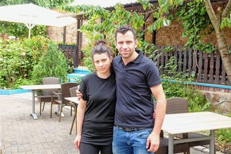 Nach fast sechs Monaten Pause: „Alexandros“ legt als „Korfu“ in Hartmannsdorf wieder los - Zhuljana und Bledar Baho bedienen im neuen „Korfu“ an der Leipziger Straße 32 jetzt auch auf einer Terrasse.