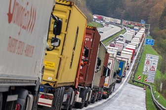 Nach fast sechsstündiger Vollsperrung wegen zweier Pannen-Laster: A 72 bei Zwickau wieder frei - Einige Autofahrer standen auf der A 72 stundenlang im Stau.