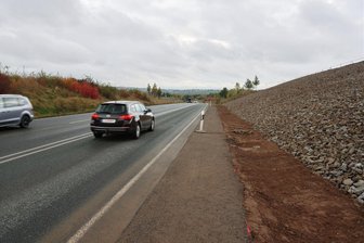 Nach fast zwei Jahren: Auf der Westtrasse bei Neukirchen rollt Verkehr wieder ohne Behinderung - Die abgerutschte Böschung ist saniert. Nun kann der Verkehr auf der Westtrasse ohne Behinderungen rollen.