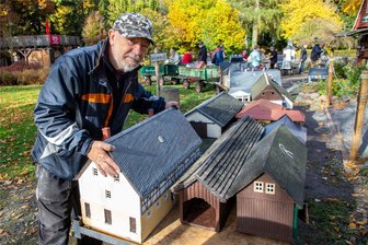 Nach Fehler des Jobcenters: Vorsitzender des Vereins Klein-Erzgebirge vom Amtsgericht Freiberg freigesprochen - Der Vorsitzende Horst Drichelt bei der traditionellen Häuserabfahrt zum Saisonabschluss des Klein-Erzgebirges in Oederan.