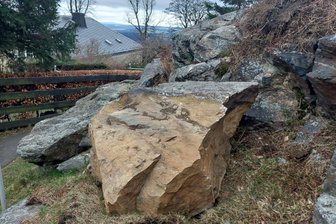 Nach Felssturz: Aussichtsberg im Vogtland wird saniert - Am Alten Söll in Schöneck gab es im März 2024 einen Felssturz. Ab dieser Woche wird saniert.