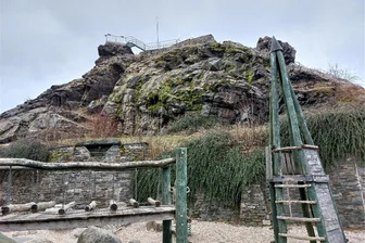 Nach Felssturz: Aussichtspunkt Alter Söll in Schöneck soll zu Ostern wieder begehbar sein - Für den Burgenspielplatz am Alten Söll wird durch den Felssturz vom Sonntag keine Gefahr gesehen.