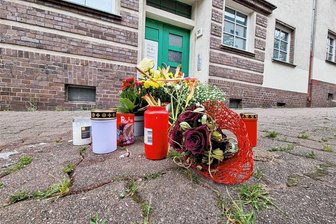Nach Fenstersturz auf dem Sonnenberg: War Alkohol die Ursache? - Angehörige der 19-Jährigen haben Blumen und Kerzen vor dem Hauseingang niedergelegt.