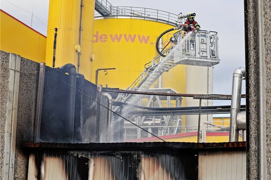 Nach Feuer bei Friweika in Weidensdorf: Firma muss Investition vorziehen - Das Feuer hat das Maschinenhaus neben der Kläranlage zerstört. 
