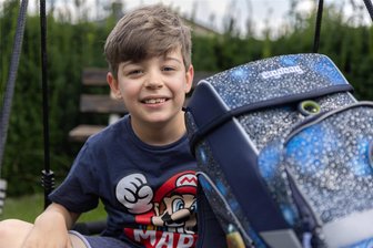 Nach Feuer-Drama in Oberwiesenthal: Warum Abc-Schütze Hannes das wohl schönste Geschenk zur Einschulung bekommt - Hannes Becher aus Oberwiesenthal freut sich auf die Schule, wie viele andere Schulanfänger auch. Für seine Familie wird es ein besonderer Tag nach besonders schwierigen Zeiten.