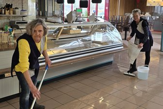 Nach Feuer im Pleißen-Center in Steinpleis: Großreinemachen für die Wiedereröffnung - Die Mitarbeiterinnen des Restaurants „Seefrisch", Annett Helbig und Andrea Michel (r.), waren nach dem Brand in der benachbarten Tedi-Filiale am Dienstag mit dem Saubermachen beschäftigt.