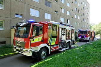 Nach Feuer in Chemnitzer Mehrfamilienhaus: Vier Wohnungen derzeit unbewohnbar - Die Feuerwehr rückte mit mehreren Löschfahrzeugen an.