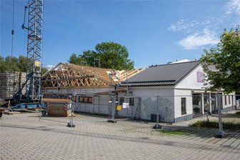 Nach Feuer in der Neujahrsnacht: So geht es mit dem abgebrannten Baumarkt im Plauener Westend weiter - Zimmerleute sind derzeit mit dem Neuaufbau des Dachstuhls am Gebäude an der Ricarda-Huch-Straße beschäftigt. Ein Feuer hatte das Bauwerk in der Neujahrsnacht zerstört.
