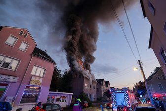 Nach Feuer in Mehrfamilienhaus: Brandstifter von Hohndorf verurteilt - Am 4. Juli 2024 brannte ein Haus in der Rödlitzer Straße in Hohndorf aus.
