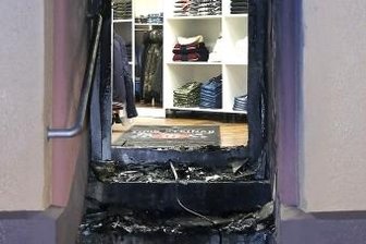 Nach Feuer in Tønsberg-Geschäft: Polizei bittet um weitere Hinweise - Einen Auto-Reifen hatten Unbekannte vor der Tür des Ladens entzündet.
