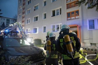 Nach Feuer mit fünf Verletzten in Freiberger Gorkistraße: Suche nach dem Brandstifter läuft - Ein Großaufgebot an Rettungskräften war am Abend des 2. Mai wegen eines Brandes in einem Wohnblock an der Maxim-Gorki-Straße in Freiberg im Einsatz. Feuerwehrleute löschten den Brand und brachten die 22 Bewohner in Sicherheit. Foto: Marcel Schlenkrich