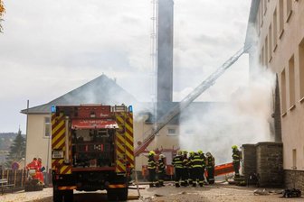 Nach Feuerdrama von Weipert: Wie sich erzgebirgische Einsatzkräfte grenzüberschreitend für den Ernstfall wappnen - 130 Einsatzkräfte haben in der Bärensteiner Grundschule den grenzübergreifenden Ernstfall geübt. Alle 25 vermissten Kinder und Lehrkräfte konnten in Sicherheit gebracht werden. Die Kameraden aus Weipert unterstützten den Einsatz und retteten Personen aus dem Obergeschoss mit Hilfe ihrer Drehleiter.
