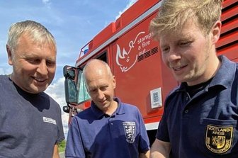 Nach Feuerhölle im Nationalpark: Einsatzkräfte im Vogtland geehrt - Christian Weck aus Reichenbach, Jens Jacob aus Oelsnitz und Kreisbrandmeister Gerd Pürzel vor der Abfahrt ins Katastrophengebiet.