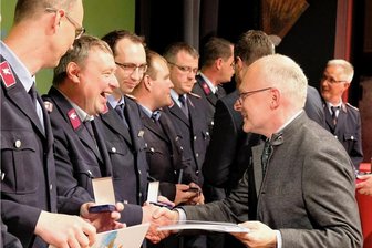 Nach Feuerhölle im Nationalpark Sächsische Schweiz: Einsatzkräfte im Vogtland geehrt - Andreas Hirth (vorn rechts), Abteilungsleiter Bevölkerungsschutz im sächsischen Innenministerium, übergab die Waldbrand-Medaille 2022 zusammen mit Landrat Thomas Hennig an die Einsatzkräfte und Helfer. 