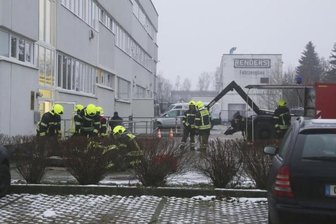Nach Feuerwehreinsatz in Behörde: Herkunft des verdächtigen Paketes geklärt - Einsatzkräfte der Feuerwehr rückten am Dienstag zu einem ABC-Einsatz in der Bundesanstalt für Arbeitsschutz und Arbeitsmedizin in Chemnitz an.