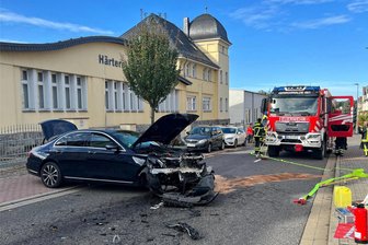 Nach Feuerwehreinsatz in Geringswalde: Polizei ermittelt gegen angriffslustigen Schaulustigen - Als es am 22. Oktober in der Mittweidaer Straße in Geringswalde krachte, hatten die Einsatzkräfte allerhand zu tun. Was ihnen das Leben erschwerte: Schaulustige, die mit Smartphone das Geschehen filmten. Ein Gaffer wurde sogar ausfällig.