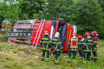 Nach Feuerwehrunglück im Erzgebirge: Stadtwehr nicht mehr einsatzbereit - Wie es jetzt weitergeht - Am Montag war ein Löschfahrzeug der Stadtwehr Eibenstock in einen Unfall verwickelt. Nicht nur weil das Auto jetzt ein Totalschaden ist, ist die Stadtwehr aktuell nicht einsatzbereit.