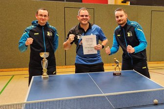 Nach Finalniederlage im Vorjahr steht der Tischtennis-Erzgebirgspott nun in Schlettau - Das Trio des TSV Schlettau II mit Alexander Herrmann, Benjamin Fritzsch und Kevin Schreiter (v. l.) jubelt über den Gewinn des Erzgebirgspokals im Tischtennis.