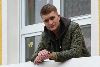 Nach Flatrate-Party-Aus: Jugendclub Dittmannsdorf öffnet wieder - Ernesto Weber vor dem Dittmannsdorfer Jugendclub.
