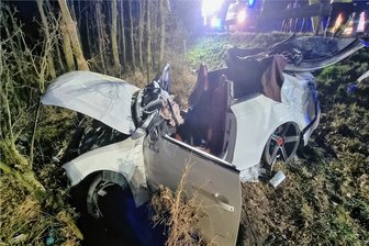 Nach Flucht vor Polizeikontrolle am 1. April bei Siebenlehn: 25-Jähriger erhält Strafbefehl - Ein schwerer Verkehrsunfall ereignete sich am 1. April gegen 23.30 Uhr auf der Staatsstraße 195 bei Siebenlehn in Richtung Zollhaus. Dabei wurde der 22-jährige Beifahrer schwer verletzt. Jetzt wird der Fahrer zur Verantwortung gezogen.
