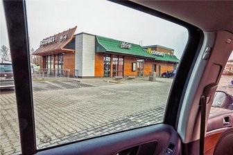 Nach folgenschwerem Missgeschick in Meerane: Wie Eltern in Extremsituationen Ruhe bewahren - Der McDonald's-Parkplatz in Meerane. Hier saß ein 18 Monate altes Kleinkind in einem verriegelten Auto. Die Feuerwehr half bei der Türöffnung. 