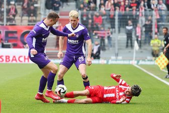 Nach Foulelfmeter in der Schlussphase: Erzgebirge Aue verliert bei Energie Cottbus - Wie bereits in der Vorwoche: Der FC Erzgebirge Aue, hier mit Kilian Jakob (links) und Linus Rosenlöcher, nahm auch in Cottbus den Derbycharakter an und zeigte eine kämpferische, leidenschaftliche Vorstellung.