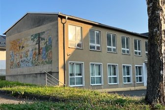 Nach Frage an Kretschmer: Triebel darf Strom einspeisen - Das Hintergebäude des Gemeindeamtes Triebel erhält eine Fotovoltaikanlage.
