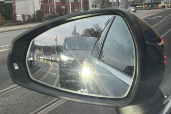 Nach Freigabe der Neuen Elsterbrücke in Plauen: Ampelärger zu Stoßzeiten – was sagt die Stadtverwaltung? - Rückstau auf der Reichenbacher Straße: Geduld ist gefragt, wenn man derzeit in Richtung Neue Elsterbrücke unterwegs ist.