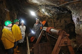 Nach Frühjahrsputz: Bergwerk führt Besucher in 42 Meter Tiefe - Frank Stein (re.) führt als Untertageführer Besucher durch den Lampertusschacht.