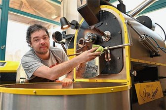 Nach fünf Jahren: Kaffeeröster aus Penig wollen durchstarten - Ehe frische Bohnen geröstet werden können, gilt es die Maschine vorzubereiten: João Hermisdorff reinigt die Röstmaschine in Wolkenburg.