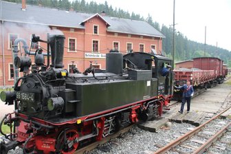 Nach fünf Jahren Pause fahren wieder Dampfloks im Tal der Zwickauer Mulde - Nach gut fünfjähriger Pause schnaufte wieder eine Dampflok am Bahnhof Schönheide Süd. Diese kam per Tieflader von der Döllnitzbahn aus Oschatz und gehört zur Gattung der IV-K-Lokomotiven. Das kleine und wendige Fahrzeug - ideal für enge Kurven im Gebirge - war in den Chemnitzer Hartmann-Werken gebaut worden.