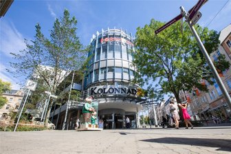 Nach fünf Jahren: Plauener Original zieht sich aus den Kolonnaden zurück - Die Kolonnaden sind das zweitgrößte Einkaufszentrum in der Plauener Innenstadt. Ein Schaufenster ist zu einem besonderes Anlaufpunkt geworden.