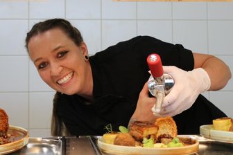 Nach fünf Test-Essen hat nun die Jury das letzte Wort - Kathrin Masche-Schulze war am Dienstag die letzte von fünf Bewerbern beziehungsweise Bewerberinnen für den Titel "Goldener Kochlöffel", die vor der Jury kochte und ein besonderes Gericht servierte.
