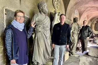 Nach Fund im Zwickauer Museumsgarten: Rettungsaktion für Cicero und Sophokles - Heike Angermann, Gregor Hermann und Lutz Mahnke (von links) hoffen auf Hilfe bei der Rettung von Sophokles (vorn) und Cicero.