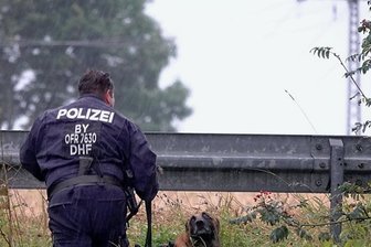 Nach Fund von Leichenteilen im Erzgebirge: Verdächtiger in der Türkei verhaftet - Bei der Spurensicherung setzte die Polizei einen Spezialhund ein.