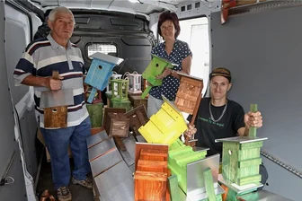 Nach Funpark-Abriss in Glauchau: Anwohner bestellen 105 Nistkästen - Erhard Wagner (links) hat zwei Nistkästen bei der Anlieferung von Stadtteilmanagerin Sabine Resche und Werkstattmitarbeiter Benjamin Gribowski erhalten.